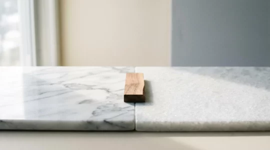 Comparaison visuelle entre un plan de travail en marbre blanc veiné et une surface en quartzite pour cuisine haut de gamme
