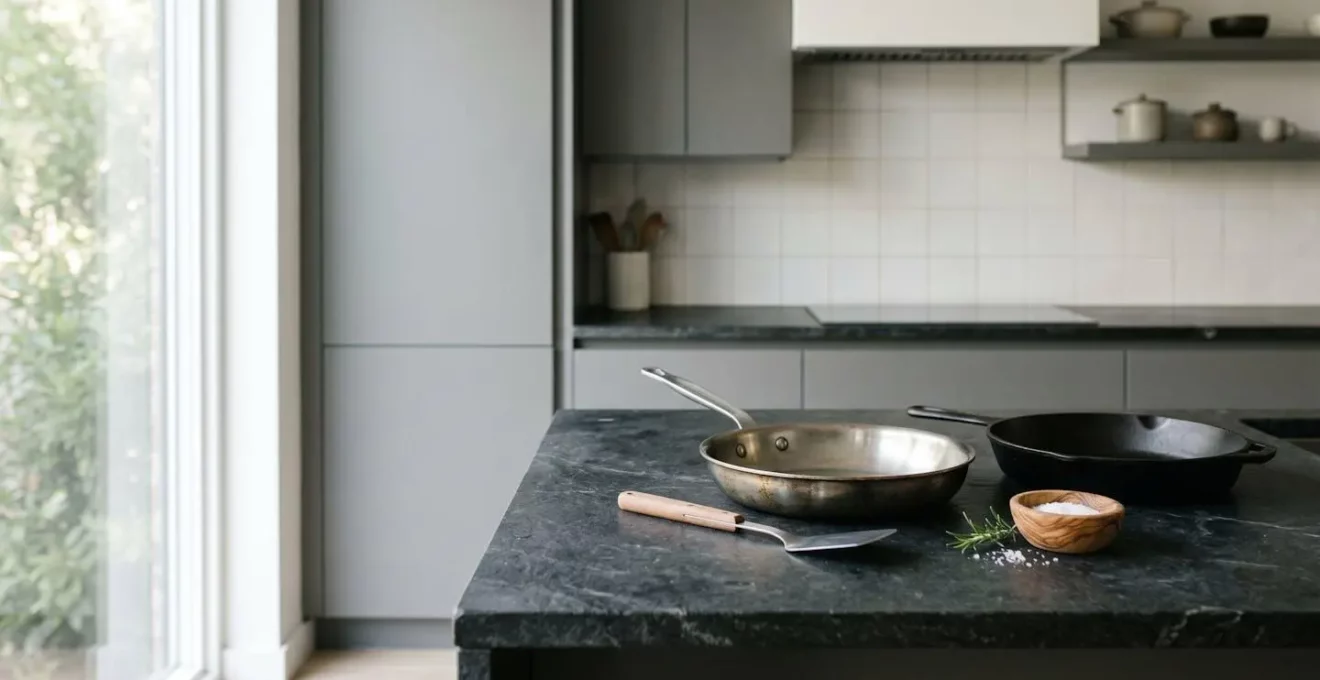 Plan de travail de cuisine moderne en pierre naturelle avec ustensiles de cuisson professionnels