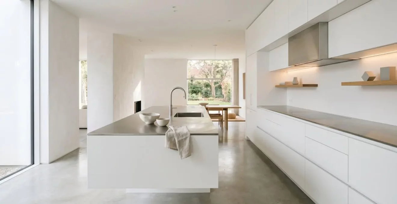Cuisine moderne au style laboratoire avec surfaces blanches épurées et éclairage architectural