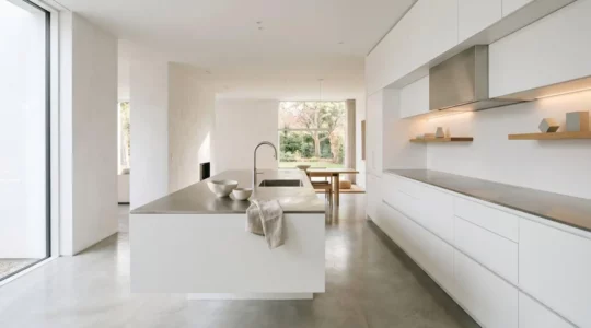 Cuisine moderne au style laboratoire avec surfaces blanches épurées et éclairage architectural