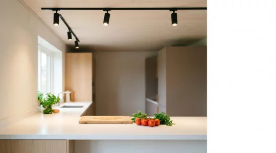 Spots LED positionnés stratégiquement au-dessus d'un plan de travail de cuisine pour éliminer les ombres lors de la découpe